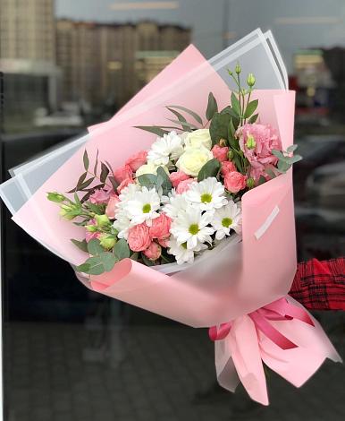 Букет цветов из: Розы, Лизиантусы и Хризантемы в Бисерти
